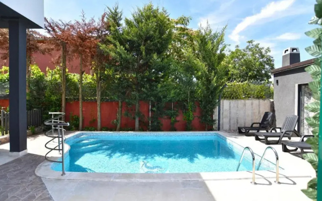 Cozy Apartment With Shared Pool