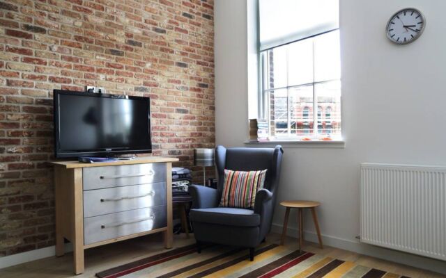 Spacious 2 Bedroom Loft In Converted School