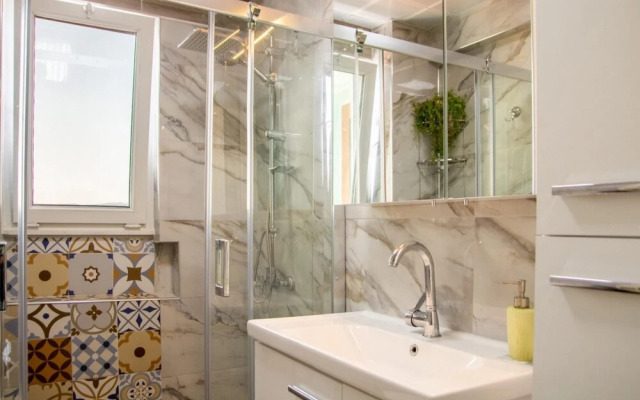 Flat With Great View and Central Location in Konak