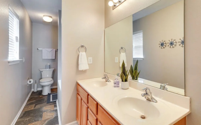Charming North Charleston Townhome - Pets Welcome!