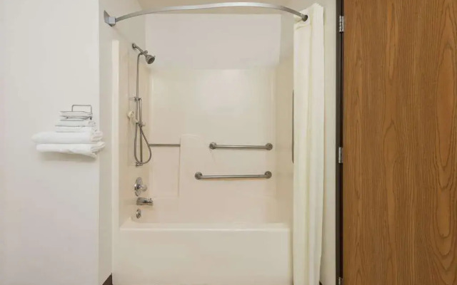 Super 8 by Wyndham Kingdom City