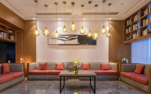 Qianmen Holiday Inn (Zhuhai City Rail Mingzhu Station)