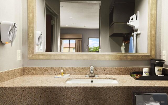 Days Inn & Suites by Wyndham Houston North-Spring
