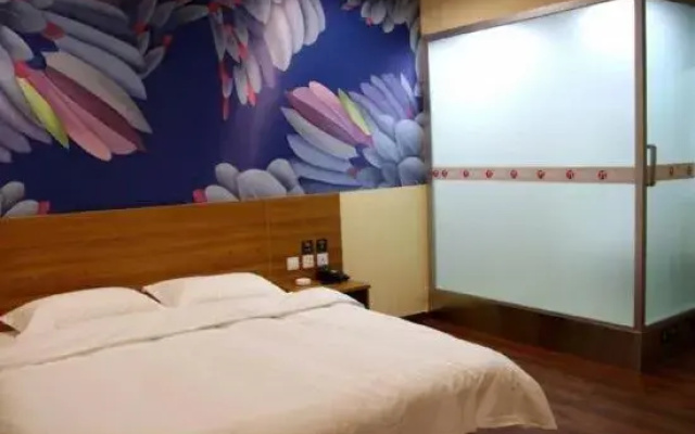 Pai Hotel  (Shijiazhuang Zhaiying South Street Sky Garden Store)