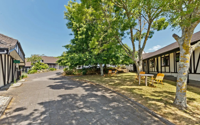 Oakwood Manor Motor Lodge