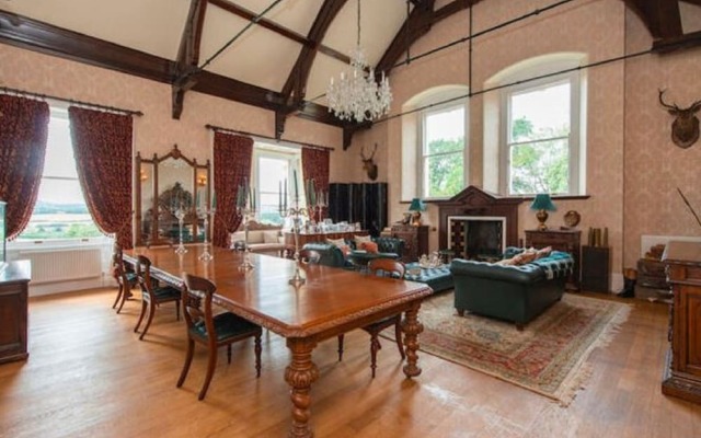 Lavish Holiday Home in Worcestershire With Jacuzzi