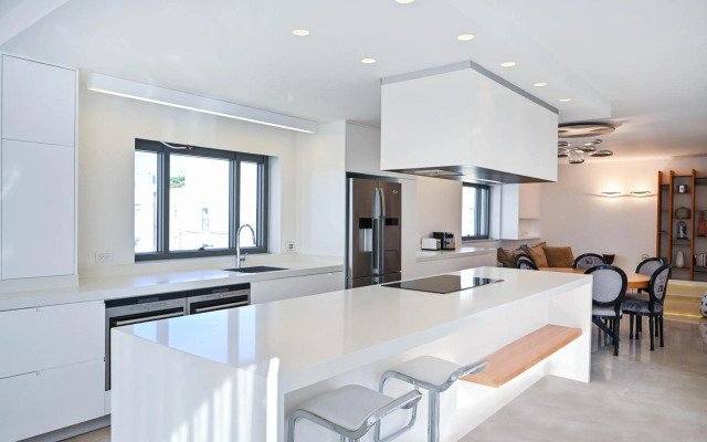 The Lounge Pool By HolyGuest