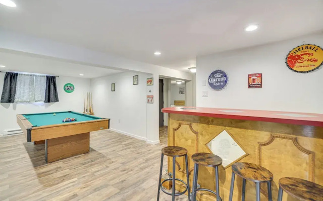 Theater, Game Room & Lake Access: Pocono Retreat