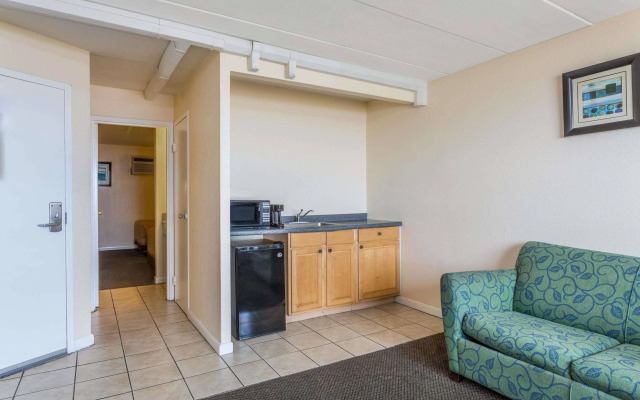 Travelodge by Wyndham Suites Virginia Beach Oceanfront