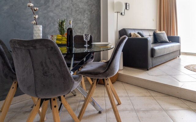 Modern Apartment With Balcony, Near Shopping Mall
