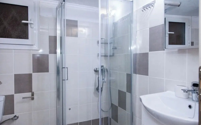 Cozy apt near Stavros Niarchos Park