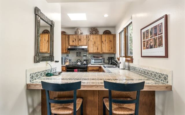 Old Santa Fe Trail - Walk Everywhere, Kiva Fireplace, Amazing Natural Light