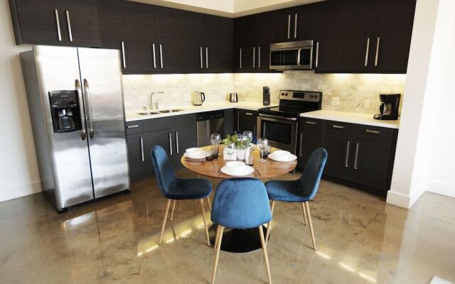 Downtown Lofty Suites