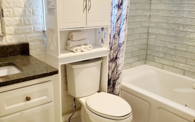 Kernersville Hot Tub  Pool  Arcade Gym Wifi Coffee