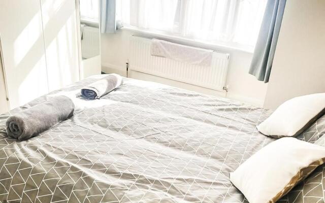 3-bed House in London Garden & Free Parking