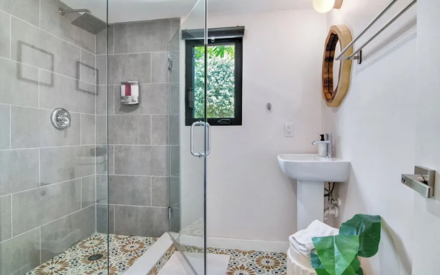 4BR Sleeps 10 Pet Friendly w/ Bbq!
