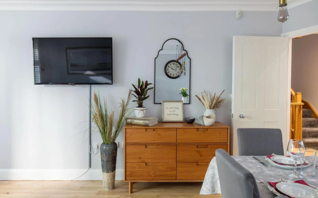 Spacious 4-bedroom mews house with private garage