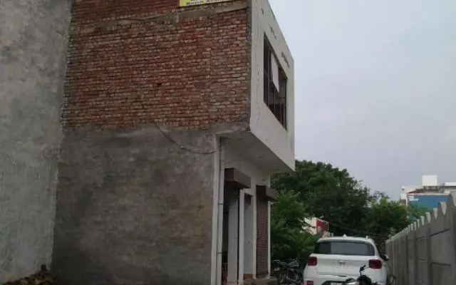 Oyo 83111 Unique Gaust House