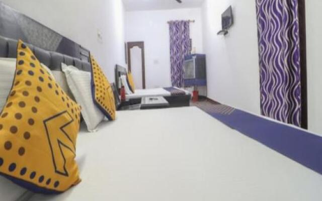 Goroomgo Madhu Palace Katra