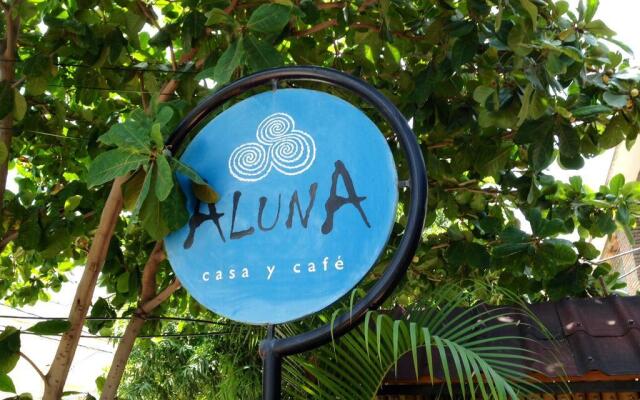 Aluna Hostel B&B