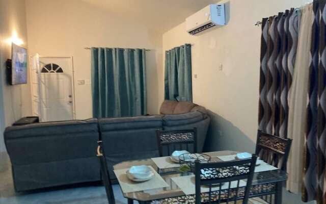 Sleeps 4 With Free Parking, 15-min to Beach