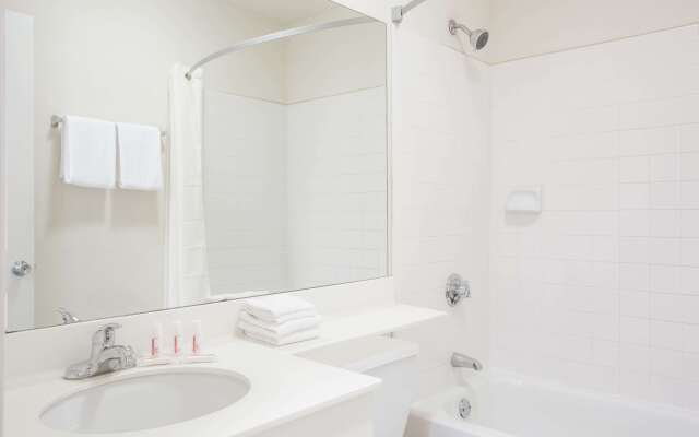 Super 8 by Wyndham Lavonia