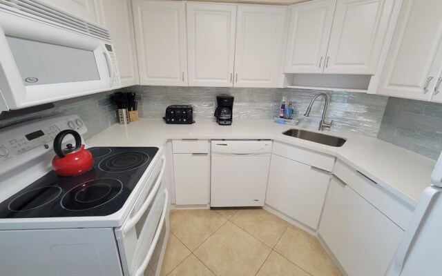 Alexander 1620 3 Bedroom Apts by RedAwning