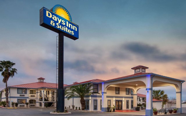 Days Inn & Suites by Wyndham Braunig Lake
