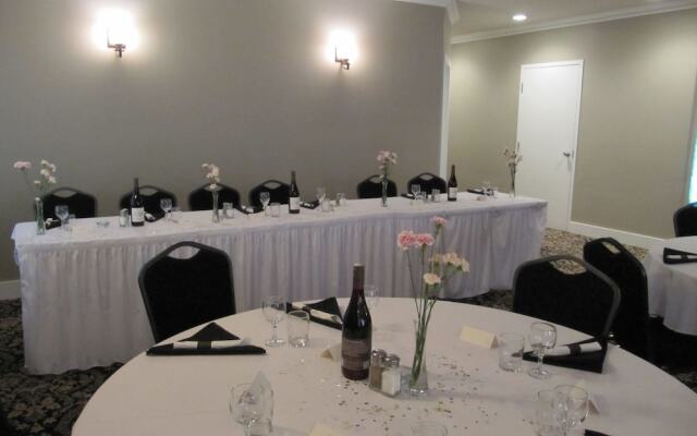 Creston Hotel & Suites