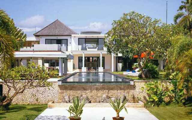 Fabulous Beachfront Villa, 5 BR, Canggu w/ Staff