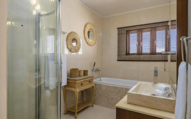 Villa Salina - 5BR w Pool Jacuzzi Sauna