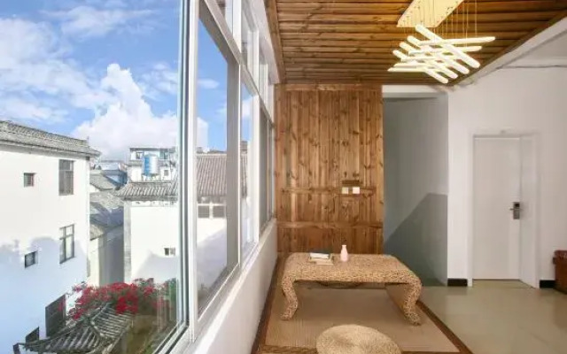 Cloud Dream And Flowers Hotel