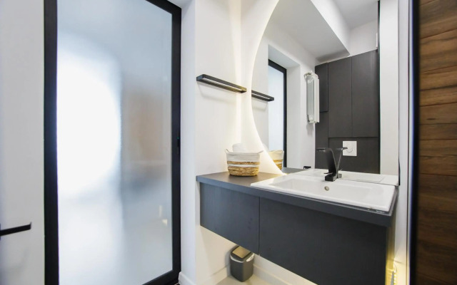 Monochrome Style Central Apartment