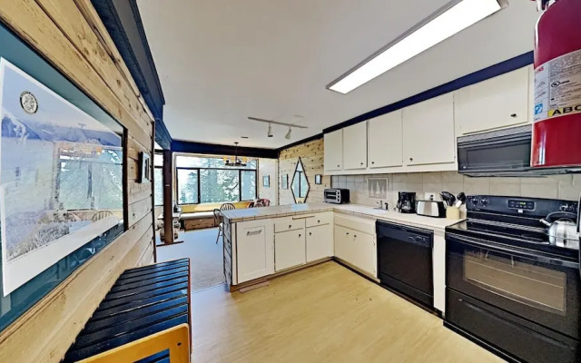 Condo with Great Views - Close to all Mammoth Recreation! by RedAwning