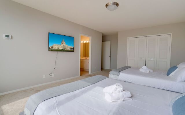 Prime Location Apartment at Crystal City