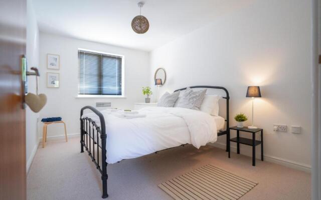 Rowsby Court - Stylish Apartment with Private Parking