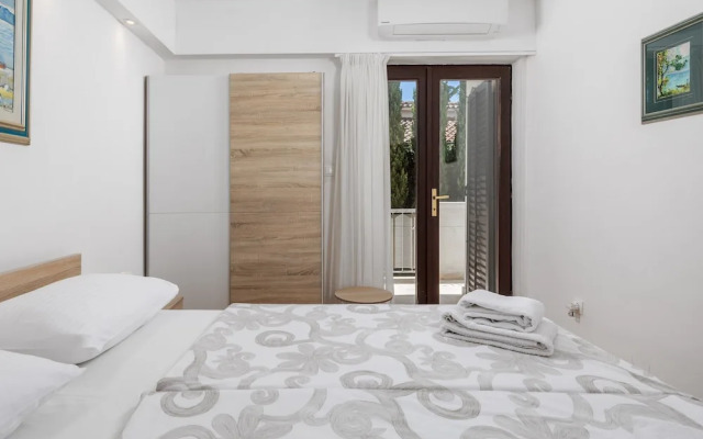 House Rose With Private Pool And Garden