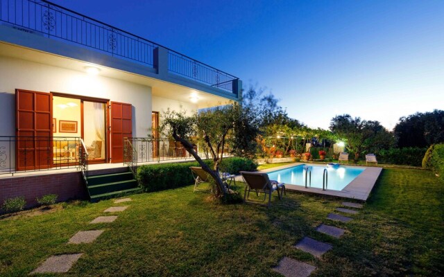 Lily's cottage, secluded, sea view villa with private pool and gardens. 1062101