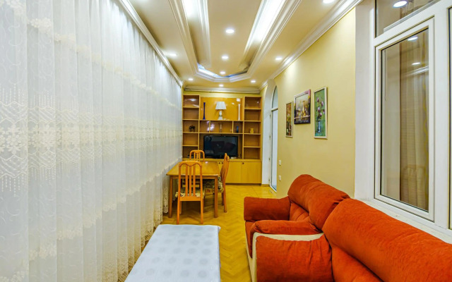 M Estate. Targovu. Nizami Street 4 room. (021).
