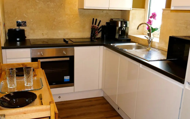 Sexy Luxurious Versace Apartment Near Sheffield