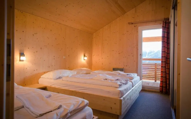Spacious Chalet With hot tub