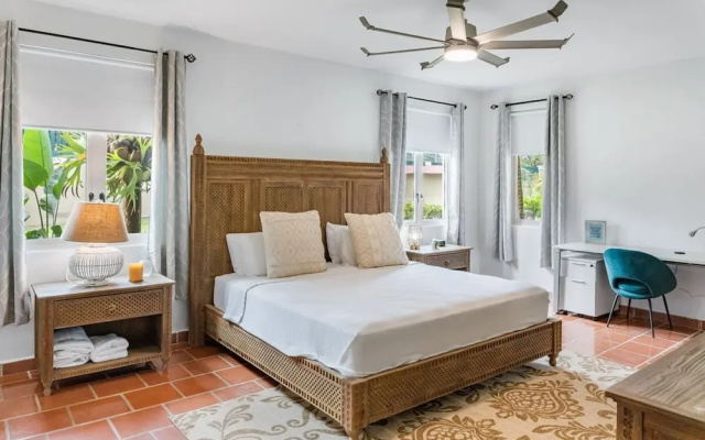 Upscale Villa in Gated Community Beach Access Yari