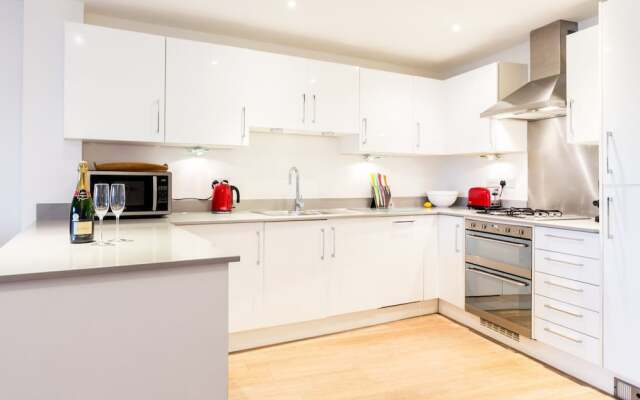 Bright, Spacious 2BR Central Cambridge Flat for 4