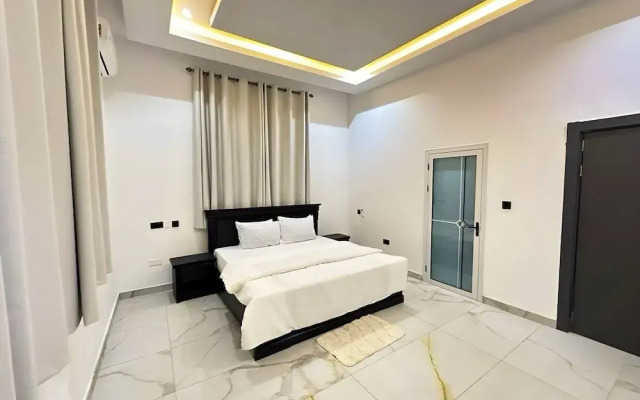 2BR Apartment With Pool and Wifi Near East Airport