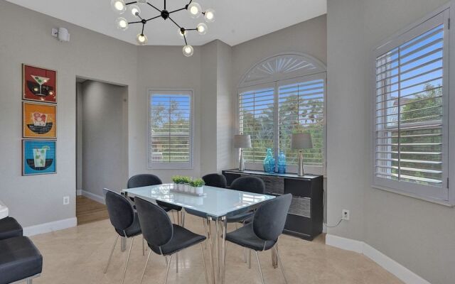 Lavish 8 Br Estate with Pool & Courts