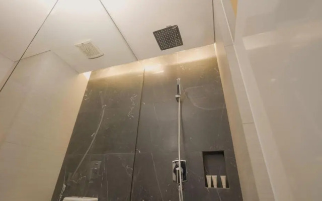 Whiz Luxe Hotel Spazio Surabaya