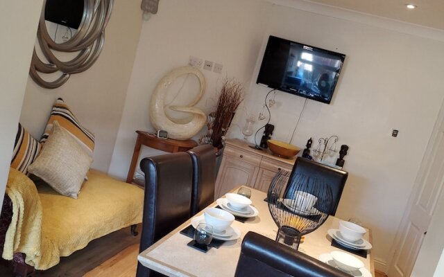 Stylish 3 bed house with Garden Free Parking