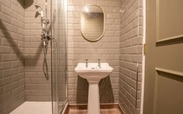 Host Stay Woodroffe Arms Hope Twin Room 5