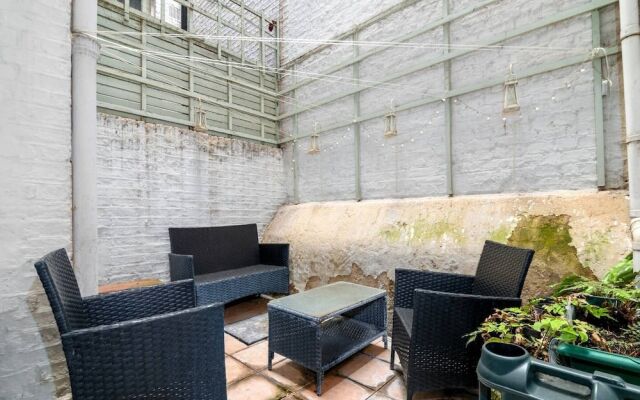 Charming 2 Bed Home In West Kensington Fits 4