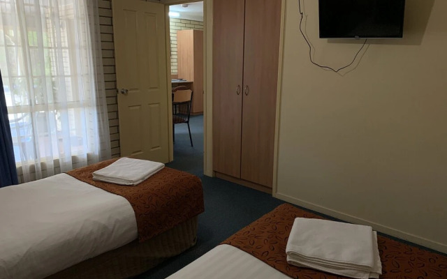 Riverland Motor Inn & River's Restaurant